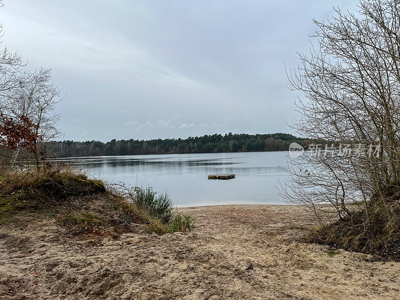 湖景被称为“Offlumer See”，在水面上有一个小码头。